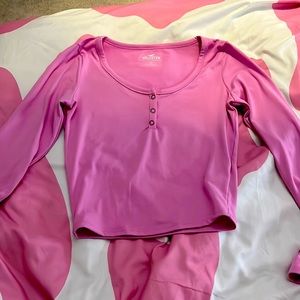 Its a Hollister pink long sleeve shirt. Never been used !!!?